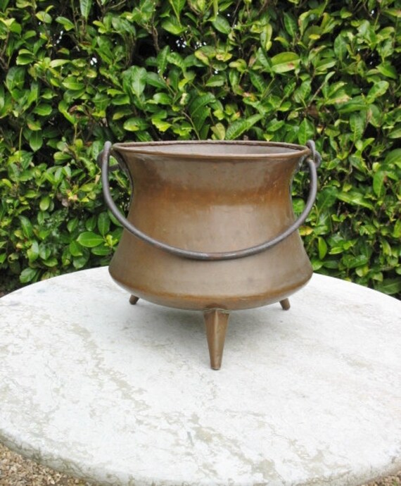 A Nice Français Copper Witches Three Legged Cauldron With Iron Swing Handle , Wiccan Ritual, Pagan A