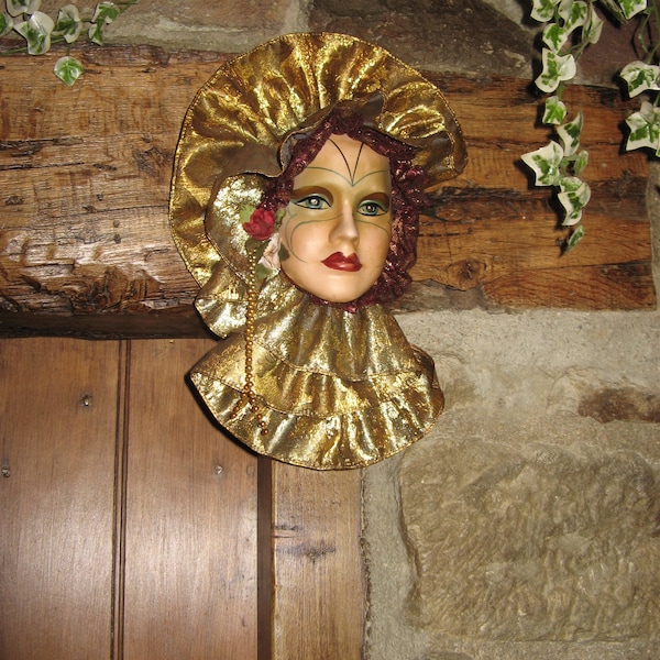 Un masque mural vintage en porcelaine/céramique fabriqué à la main ~ Masque Gypsy Mardi Gras