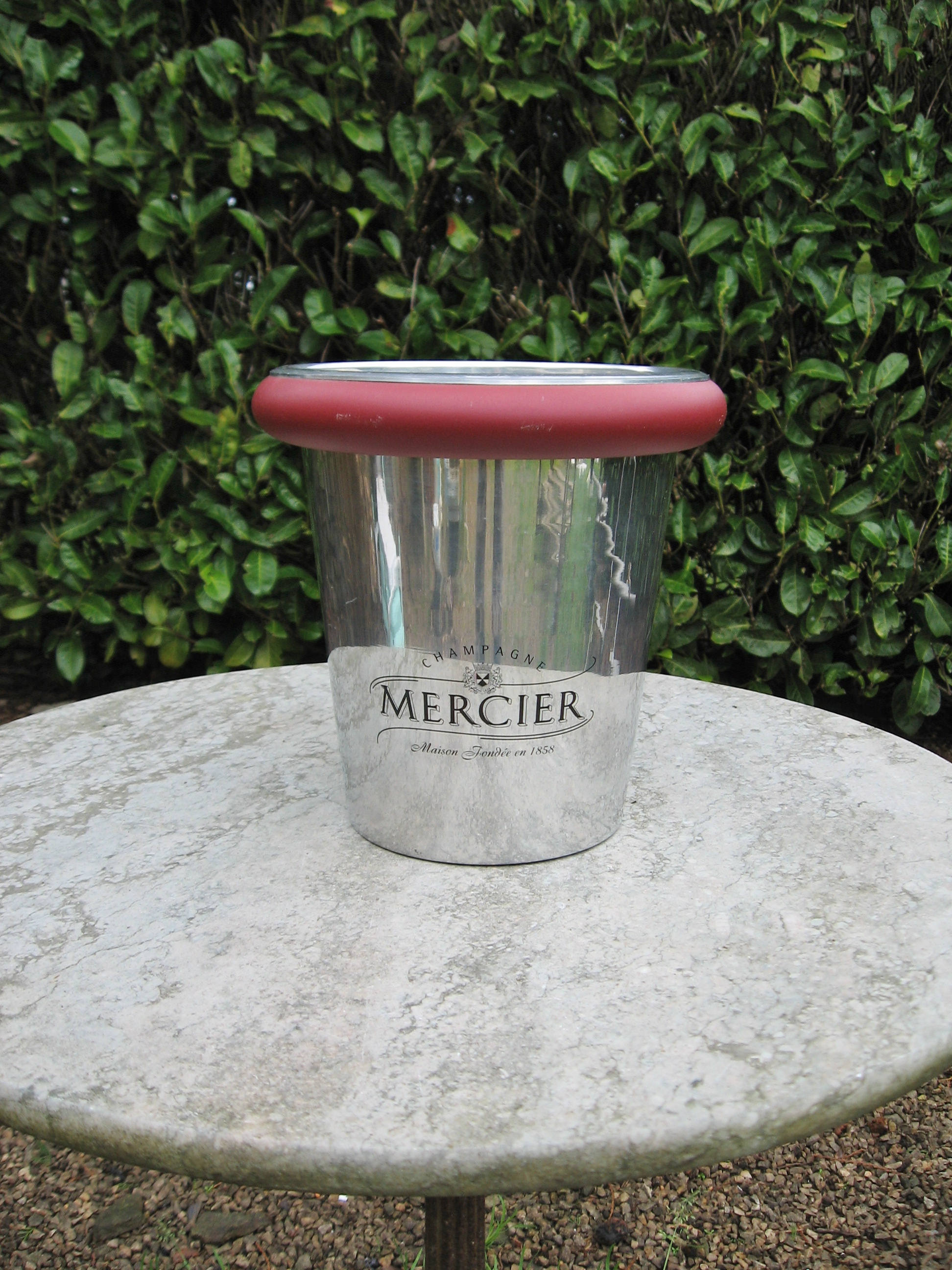 Un Joli Seau Français Champagne en Aluminium Mercier Champagne