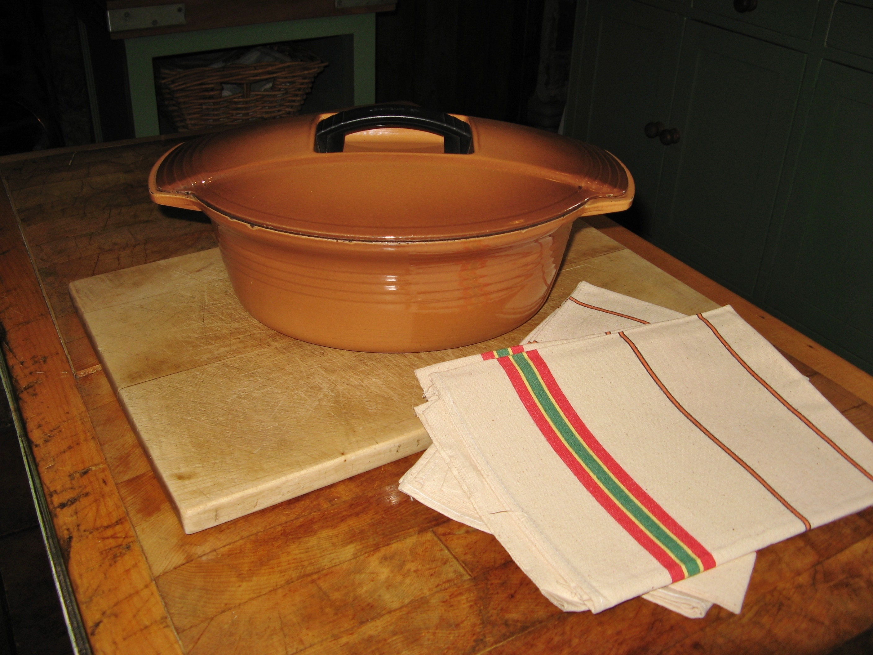 Un Grand Millésime Français Le Creuset Futura 29 cm Casserole Ovale en Fonte/Four Hollandais Bicolor