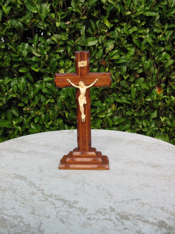 Un Très Beau Millésime Français Croix Incrustée de Crucifix en Bois avec La Figure Du Christ