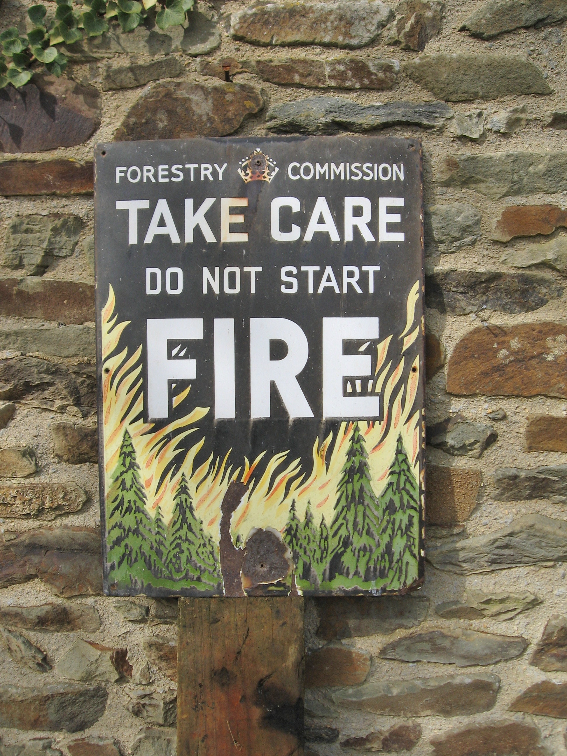 A Rare Old Enamel Warning Sign Forestry Commission Take Care Do Start Fire à Partir Des Années 1950