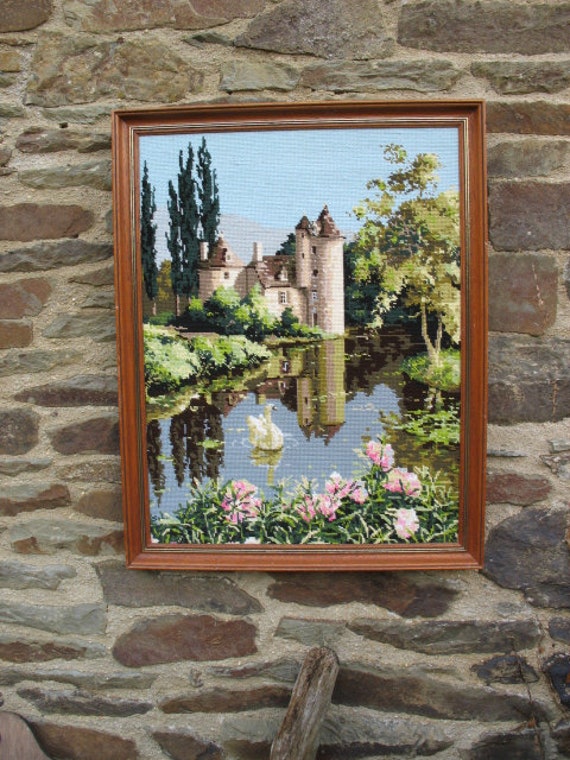 Un Très Beau Millésime Inhabituel Français Image Encadrée de Tapisserie d'aiguille d'un Château Se R