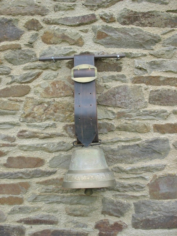 Une Très Grande Cloche de Vache Français sur Son Bracelet en Cuir Épais d'origine avec Boucle Laiton