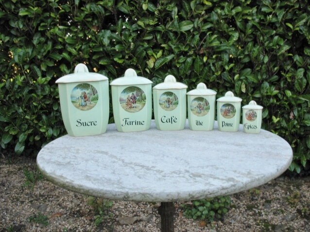 un bel ensemble français vintage de six pots rangement cuisine en porcelaine/bidons un pour une campagne ferme