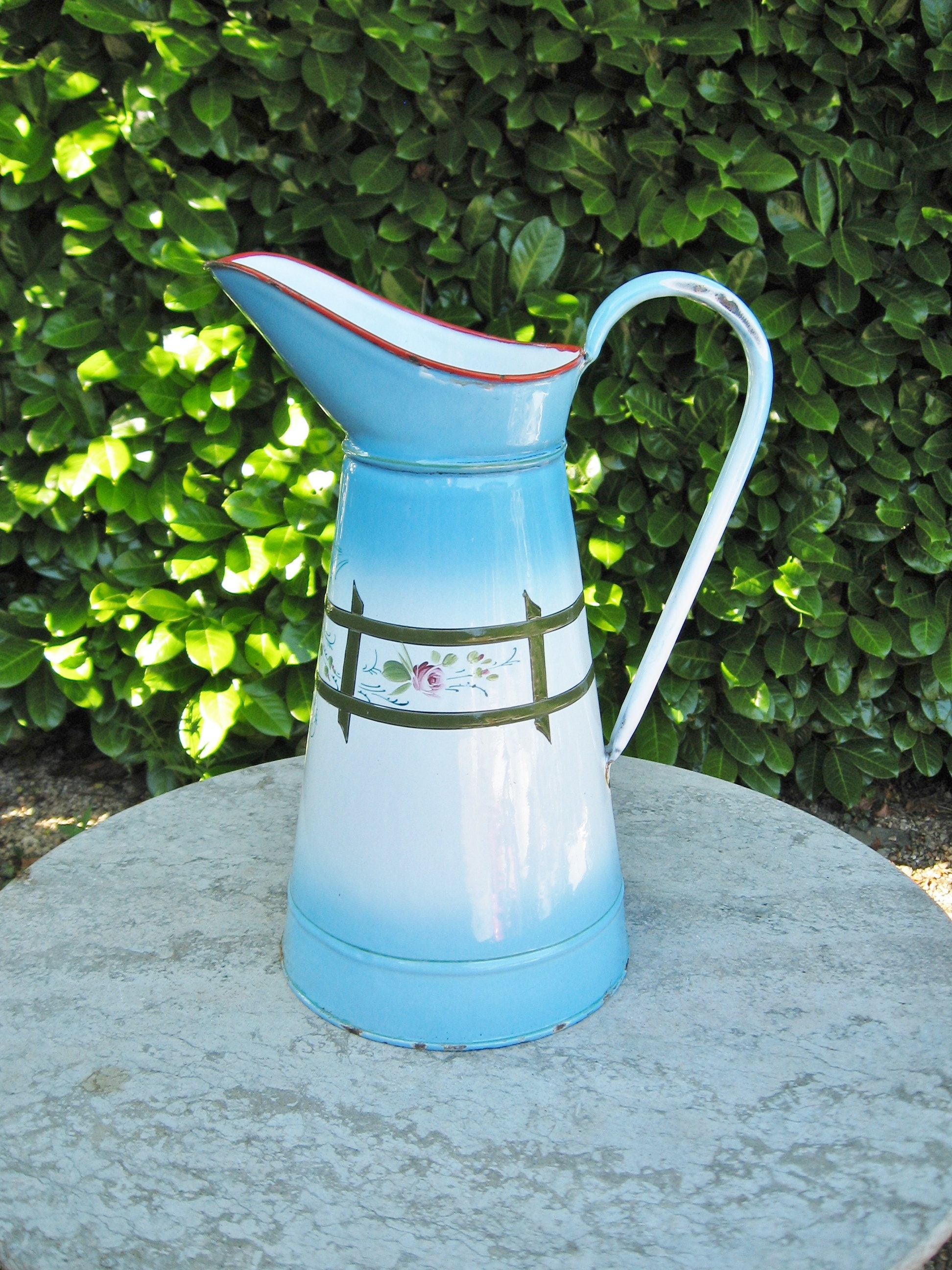 Un Très Beau Millésime Français Cruche en Émail Bleu et Blanc avec Clôture Rose Design Tout Autour