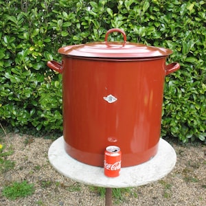 Een zeer goede vintage Franse massieve roodbruine emaille soeppan / broodtrommel / opbergblik Totale hoogte 58 cm - 22&quot;