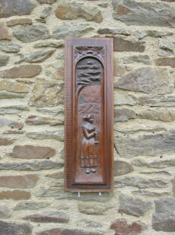 Un Joli Millésime Français Panneau d'art Populaire en Chêne Sculpté à La Main Bretonne avec Une Femm