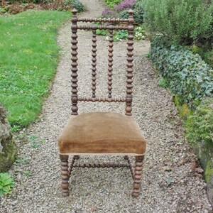 Une très bonne chaise d'allaitement/chambre à coucher vintage en palissandre français tourné aux fuseaux