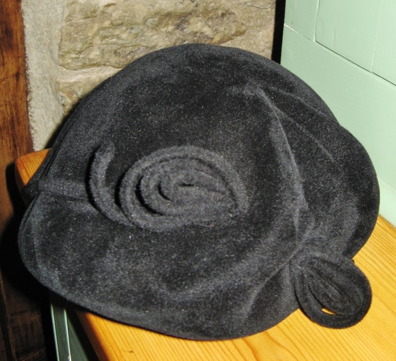A Beautiful Vintage French Black Felt Hat  With S… - image 7