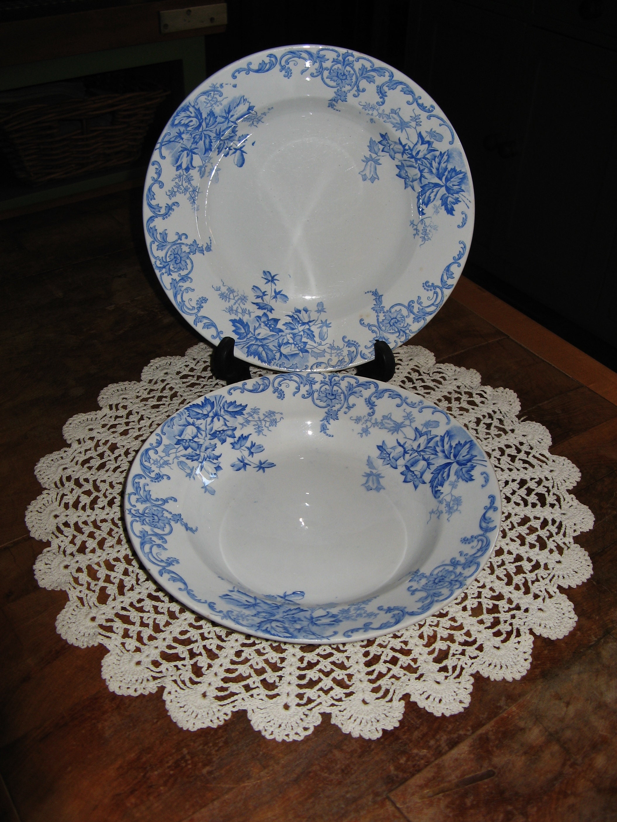 2 X Beau Millésime Français St Amand et Hamage Nord Soup Bowls/Plats ~ Rare Campanule Pattern