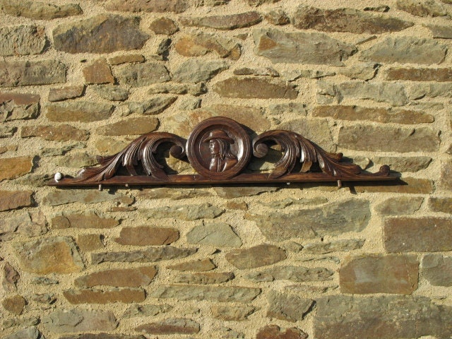 Un Très Beau Millésime Français Folk Art Sculpté Oak Breton Pediment/Fronton With Scrolls & Man Cent