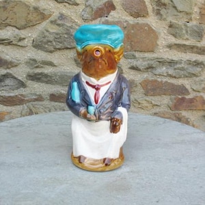 Une cruche à eau en majolique française / barbotine modelée comme un cochon / cochon habillé comme un serveur
