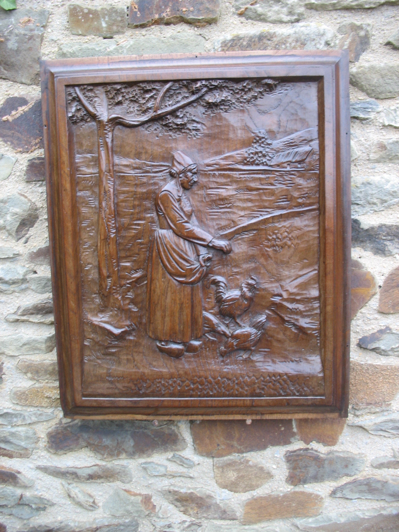 Un Beau Cru Français Main de Chêne Sculpté Panneau d'art Folklorique en Bois d'une Grand-Mère Breton