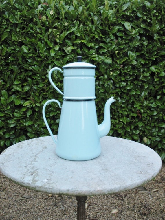 Une Très Belle Cafetière Vintage Français en Émail Bleu Pâle/Aux Jantes Noires