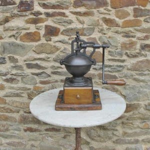 Vintage Franse metalen koffiemolen van het merk Peugeot Freres Model A2 Goede staat