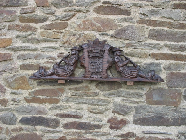 Un Très Beau Millésime Français Le Fronton de Chêne Sculpté à La Main Bretonne/Fronton avec Des Pipe