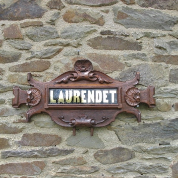 Een mooie vintage Franse grote eiken handgesneden Bretonse volkskunst kerk / kapelstoel / kerkbank / bank familienaam plaquette "Laurendet"