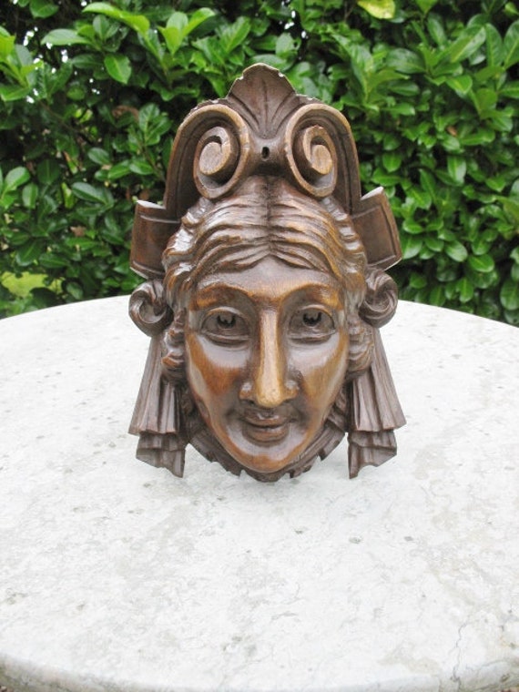 Un Millésime de Qualité Très Agréable Français Main Sculptée Tête en Bois d'une Femme avec Coiffure