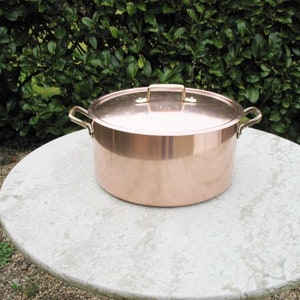 En bra fransk rund koppargryta / gryta i stämplad Tournus Frankrike, fodrad med nickel och mässingshandtag