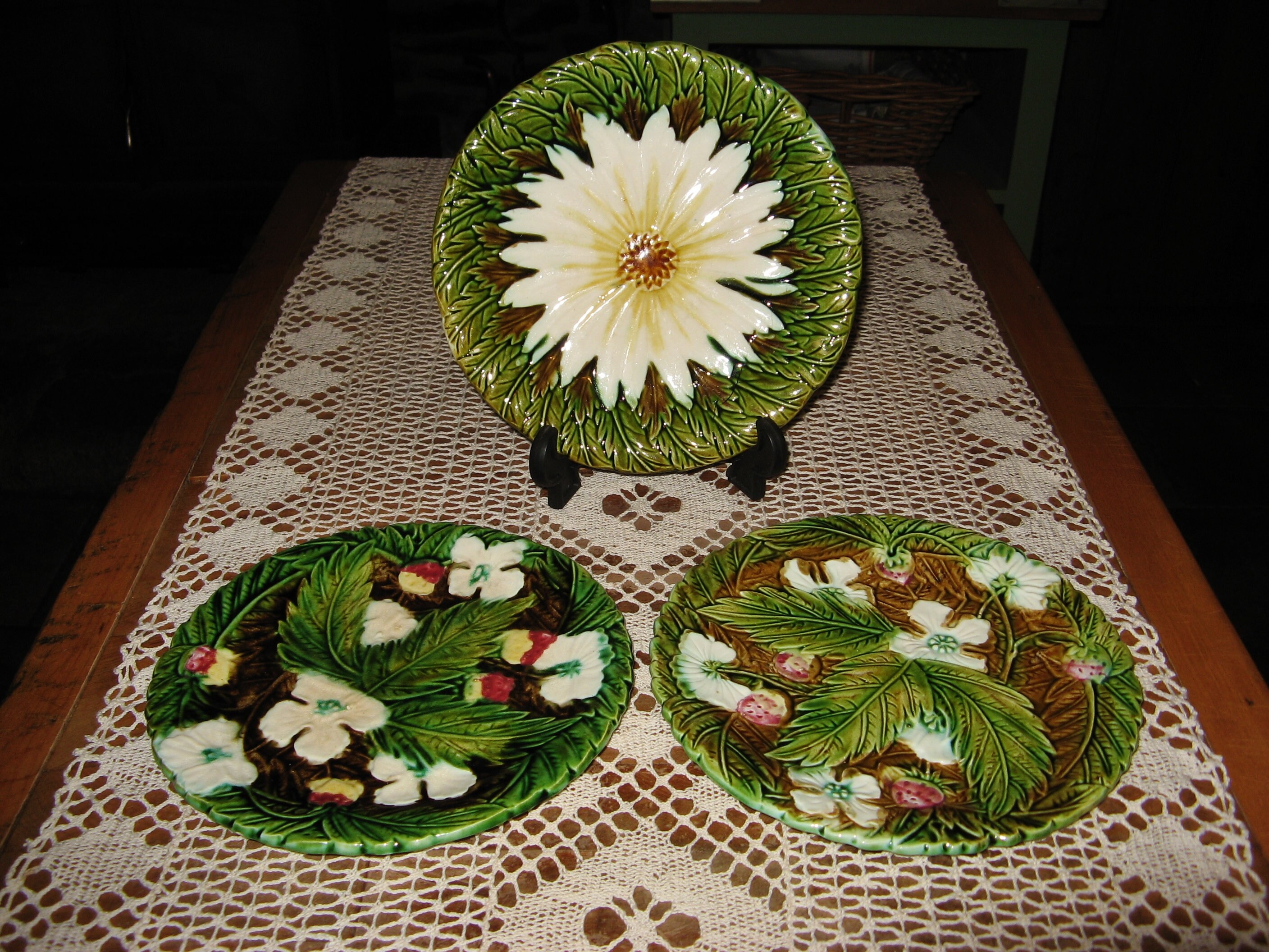 3 X Assiettes de Service Vintage Français Majolica Barbotine ~ 2 Fraises et 1 Assiette Daisy/Années 