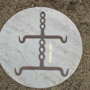 Ein Schönes Großes Paar Vintage Französische Stahl Metzger Haken / Fleischhaken, Tassenhaken Oder Zum Aufhängen von Pfannen.