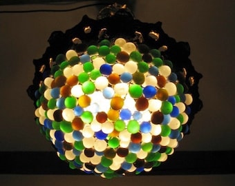 Une fabuleuse lampe à suspension en bronze doré avec abat-jour boule en verre dépoli de Murano/Bohème