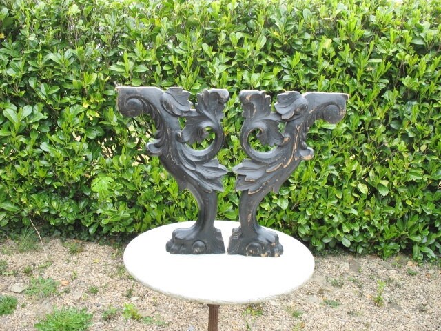 Une Très Bonne Paire de Vintage Français Black Painted Hand Carved Lion Paw Brackets/Corbels