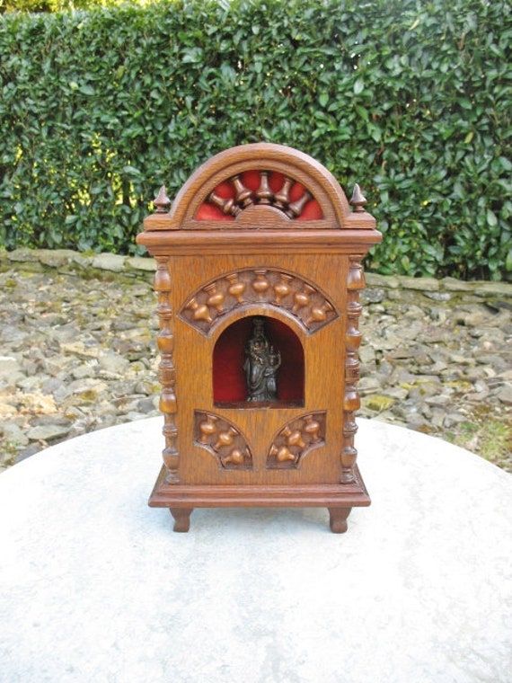Un Très Beau Millésime Français'art Populaire Breton à La Main Made Oak Wooden Religious Shrine With