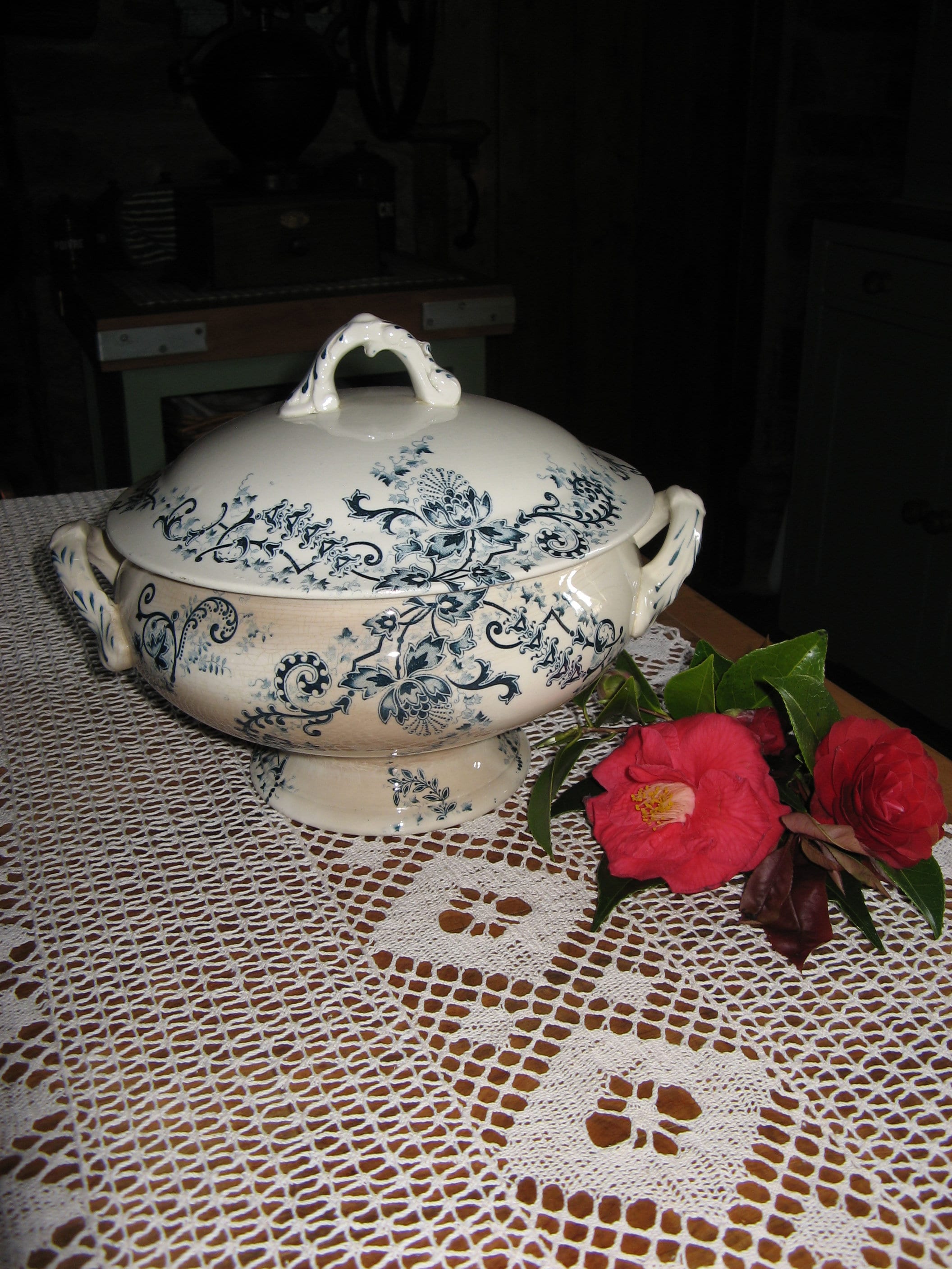 a beautiful antique français large blue & white ter de fer/ironstone footed soupière avec couvercle ~ tea stained h b cie sevigne decor