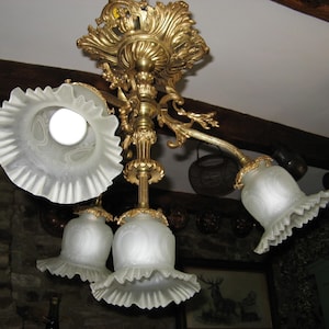 Beau plafonnier lustre antique français à 4 branches en bronze ~ XIXe siècle ~ avec abat-jour en verre opaque