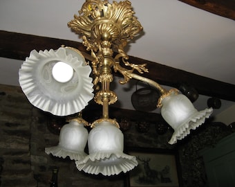 Beau plafonnier lustre antique français à 4 branches en bronze ~ XIXe siècle ~ avec abat-jour en verre opaque