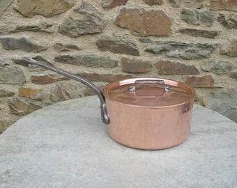 En vintage fransk hamrad kopparkastrull / kokgryta med lock, tenn fodrad med järnhandtag, oanvänd