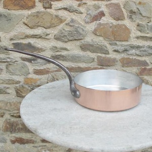 Een vintage Franse braadpan/braadpan van gehamerd koper, 26 cm breed, 2,8 mm dik