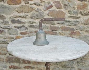 Uma campainha de castelo de bronze francês vintage / portão / sino de loja original em condições não limpas