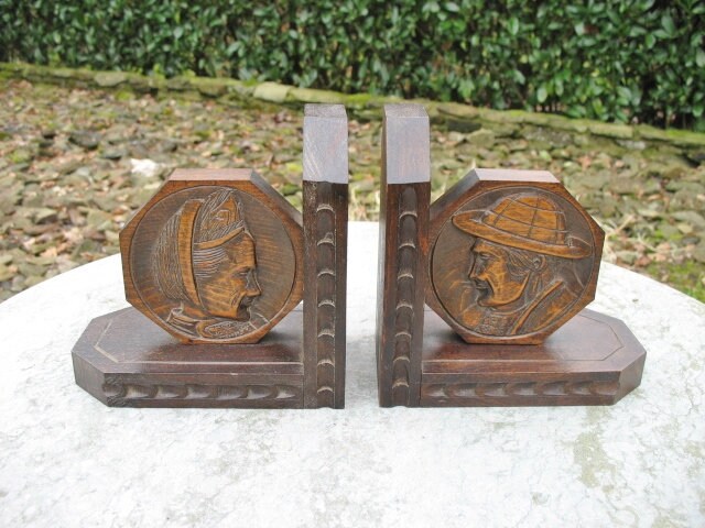 Une Très Belle Paire de Français Main d'art Populaire Sculpté en Bois Breton Livre Se Termine
