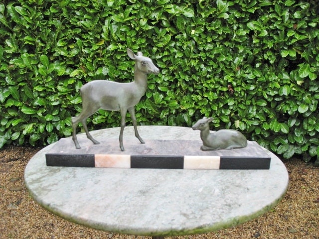 Une Belle Français Années 1930 Art Déco Période Marbre à Base de Spelter Patiné Vert Cerf et Faon