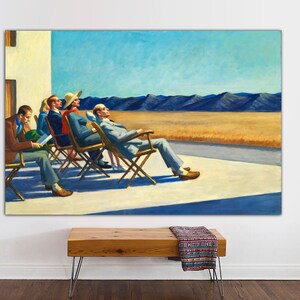 以下が含まれることがあります： パティオに座っている5人の人物を描いた絵画。彼らは砂漠の風景を見つめている。人物はカジュアルな服装をし、椅子は木でできている。絵画は写実的なスタイルで描かれており、色は抑えられている。