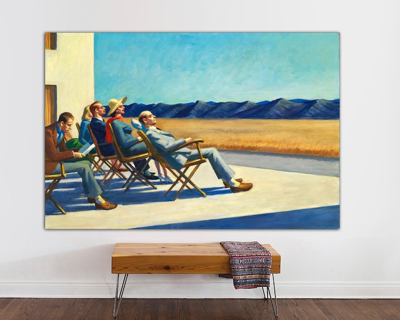 以下が含まれることがあります： パティオに座っている5人の人物を描いた絵画。彼らは砂漠の風景を見つめている。人物はカジュアルな服装をし、椅子は木でできている。絵画は写実的なスタイルで描かれており、色は抑えられている。