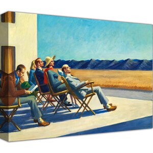 以下が含まれることがあります： 砂漠の風景を背に、椅子に座った5人の人物を描いた絵画。人物たちはカジュアルな服装で、地平線を見つめている。空は青く、遠くの山々は紫色である。