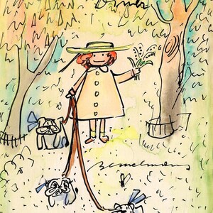 K&ouml;nnte beinhalten: Eine Aquarell-Illustration eines M&auml;dchens in einem gelben Kleid und einem Strohhut, das drei Hunde an der Leine spazieren f&uuml;hrt. Das M&auml;dchen h&auml;lt einen Blumenstrau&szlig;. Der Hintergrund ist ein Aquarell in Gr&uuml;n- und Blaut&ouml;nen.