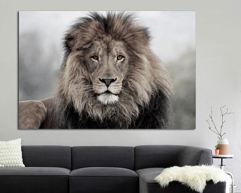 Pu&ograve; includere: Stampa su tela raffigurante un maestoso leone. Il leone ha una folta criniera marrone e nera e penetranti occhi arancioni. L'opera d'arte &egrave; esposta sopra un divano grigio scuro, aggiungendo un tocco di fauna selvatica alla stanza.