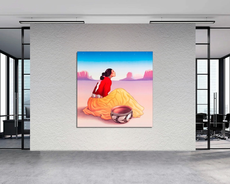 Op de afbeelding: Een schilderij van een vrouw in een rode jurk en een gele rok die op een woestijnlandschap zit. Ze houdt een traditionele aardewerken kom vast. De achtergrond is een levendige zonsondergang.