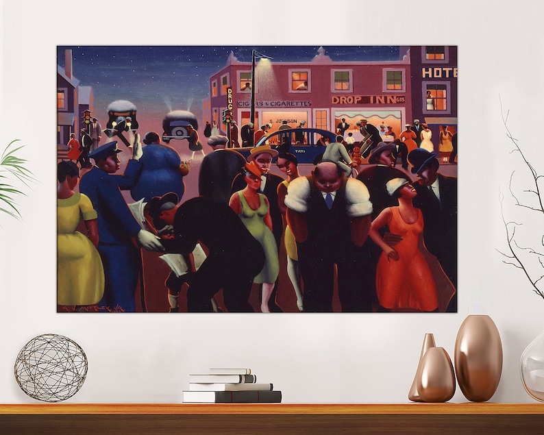 以下が含まれることがあります： 夜に賑わう街の通りのシーンを描いた、ビンテージスタイルの絵画。絵画には、さまざまなポーズをとった人々のグループが描かれており、中には歩いている人、話している人、そして「Drop Inn」と書かれた看板のある建物の前に立っている人がいます。絵画は、人々とその相互作用に焦点を当て、鮮やかな色のパレットで描かれています。
