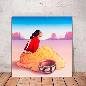 Op de afbeelding: Een vrouw in een rode en gele jurk zit in een woestijnlandschap met een traditionele aardewerken kom voor haar. De lucht is een levendig blauw met sterren en de achtergrond heeft rode rotsformaties.