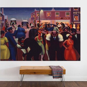 以下が含まれることがあります： 夜に賑わう街の通りのシーンを描いたヴィンテージスタイルの絵画。絵画には、さまざまなポーズと服装をした人々のグループが描かれており、背景には「DROP INN」と書かれた建物があります。
