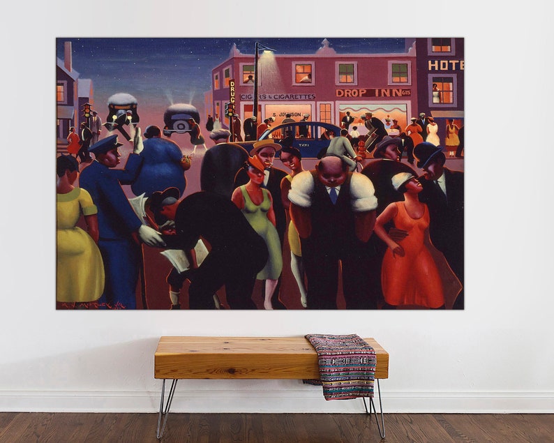 以下が含まれることがあります： 夜に賑わう街の通りのシーンを描いたヴィンテージスタイルの絵画。絵画には、さまざまなポーズと服装をした人々のグループが描かれており、背景には「DROP INN」と書かれた建物があります。