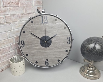 Prawdziwy zegar ścienny Drum 15", chromowane boki, szara drewniana tarcza, styl vintage industrial steam punk