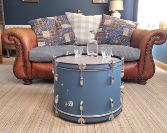 Duży stolik kawowy Drum, niebieski, szerokość 60 cm, kawa, bok, prawdziwy bas, męska jaskinia, steampunk