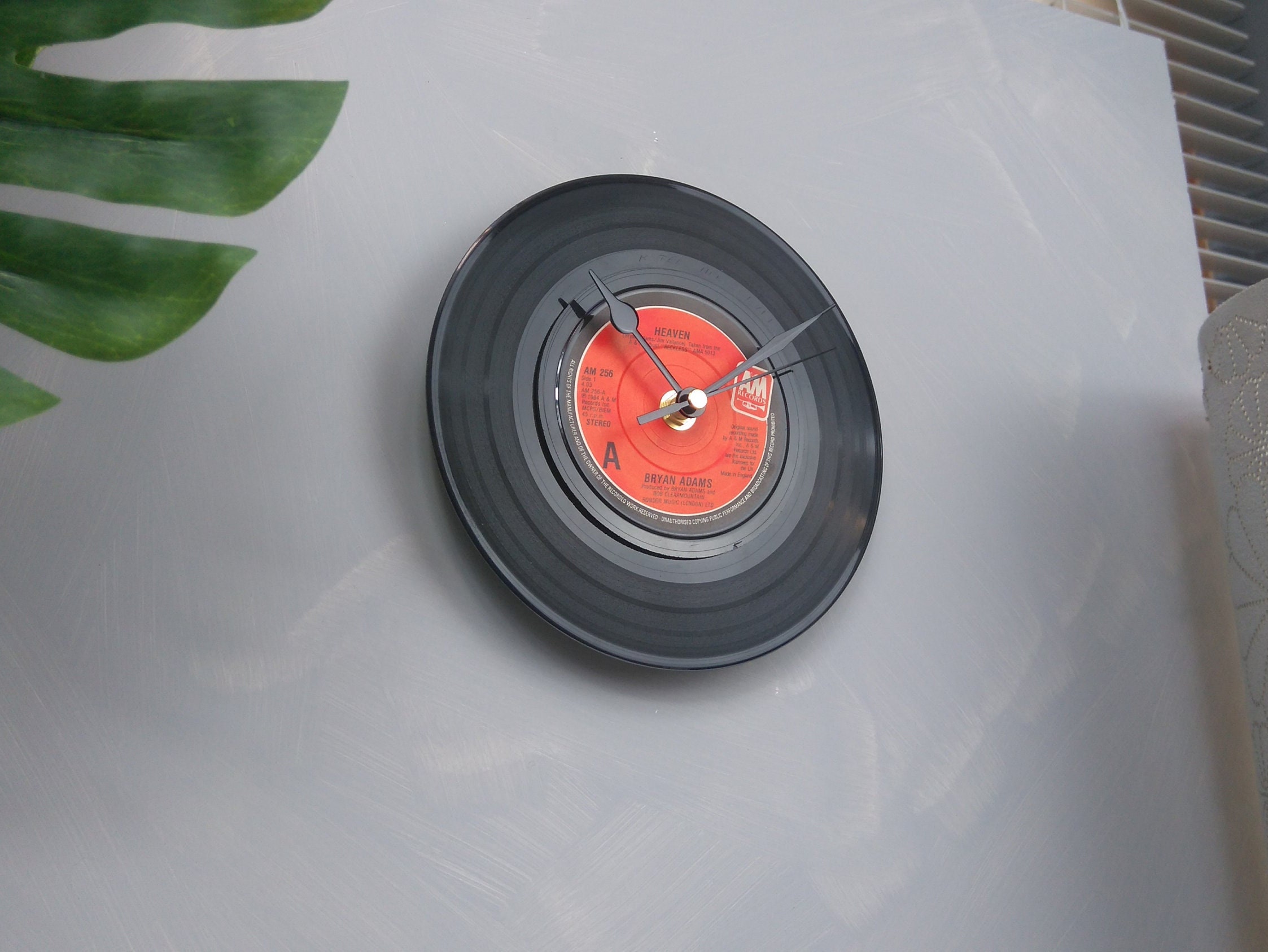 Vinyl Record Clock Featuring Real Record Label Faces - Etsy